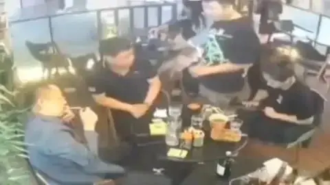 重庆一位酒吧老板掀桌子制止男子频繁骚扰隔壁桌女生